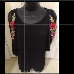 ❤️ GORGEOUS Large Open Shoulder Top with Roses